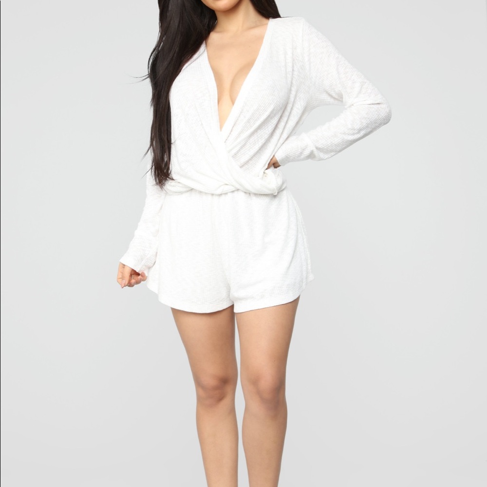 🔥🔥Fashion Nova : Annabelle twist front romper